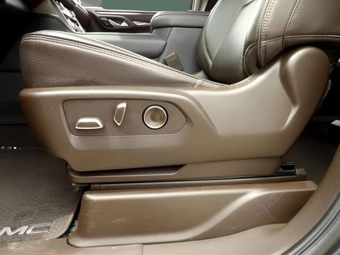 Used 2021 GMC Yukon Denali w/ Denali Premium Package image 17