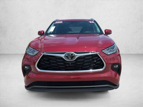 Certified 2025 Toyota Highlander Limited AWD/4WD image 2