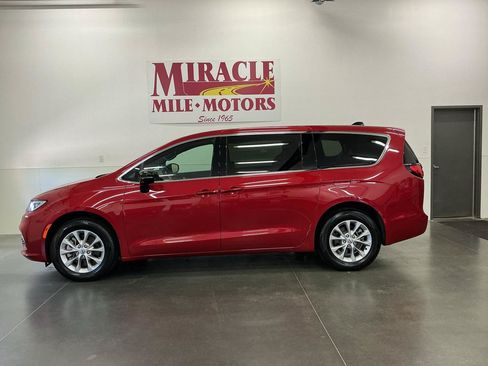 Used 2025 Chrysler Pacifica Select AWD/4WD image 6
