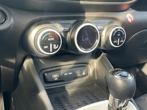 Used 2025 Hyundai Venue Limited FWD image 18
