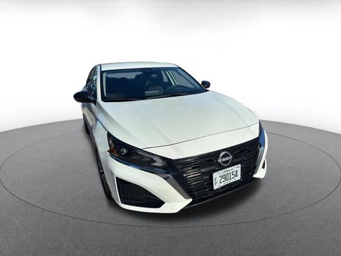 Used 2025 Nissan Altima 2.5 SV FWD image 2