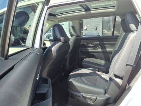 Certified 2024 Toyota Grand Highlander AWD image 16