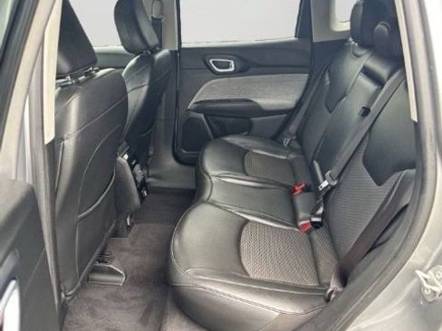 Used 2022 Jeep Compass Latitude FWD image 9