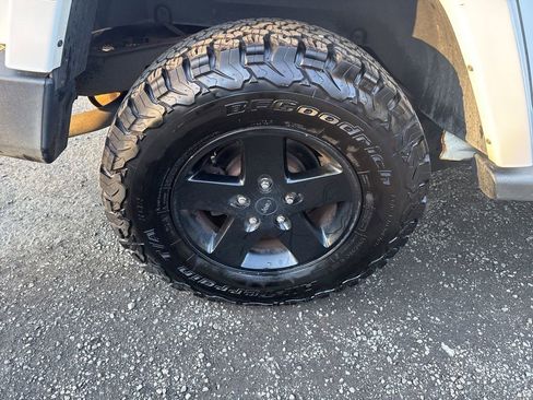 Used 2012 Jeep Wrangler Unlimited Sahara image 29