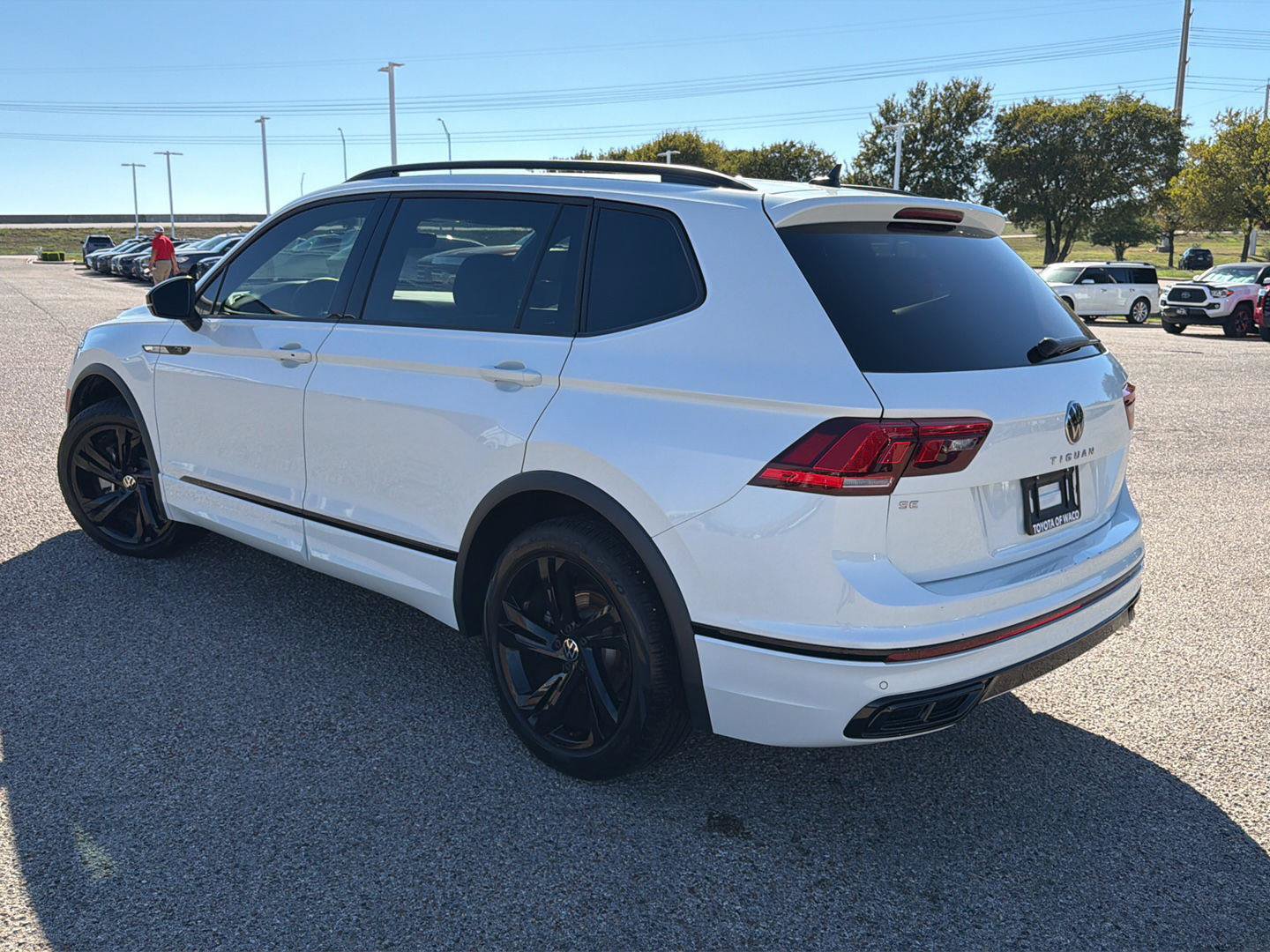 Used 2024 Volkswagen Tiguan SE R-Line FWD image 5
