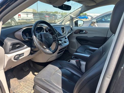 Used 2019 Chrysler Pacifica Touring-L Plus image 9