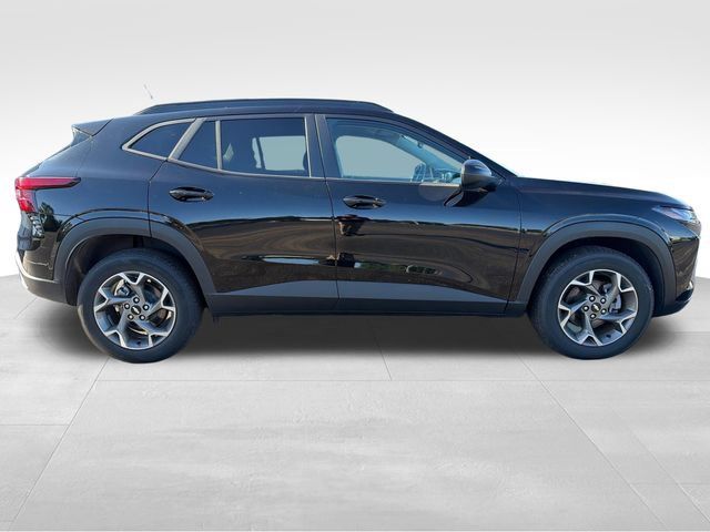 Used 2025 Chevrolet Trax LT FWD image 7