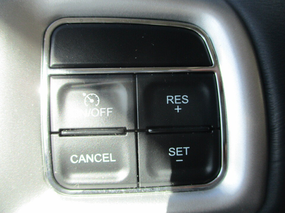Used 2015 Chrysler Town & Country Touring FWD image 32