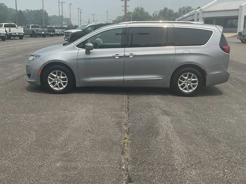 Used 2020 Chrysler Pacifica Touring-L FWD image 2