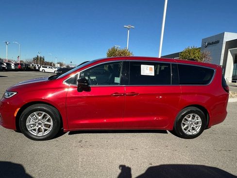 Used 2024 Chrysler Pacifica Touring-L FWD image 3