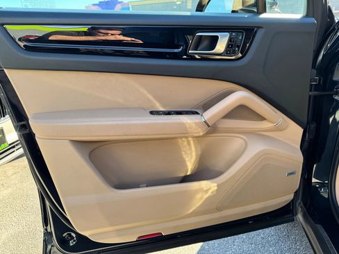Used 2021 Porsche Cayenne image 14