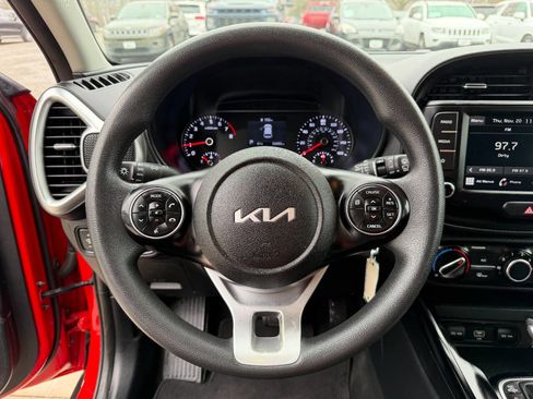 Used 2022 Kia Soul LX image 27