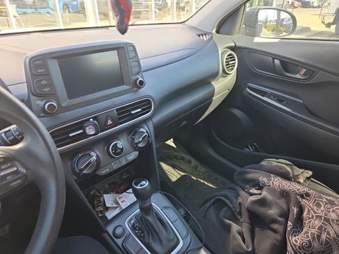 Used 2021 Hyundai Kona SE FWD image 2