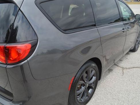 Used 2018 Chrysler Pacifica Touring Plus w/ S Appearance Package FWD image 6