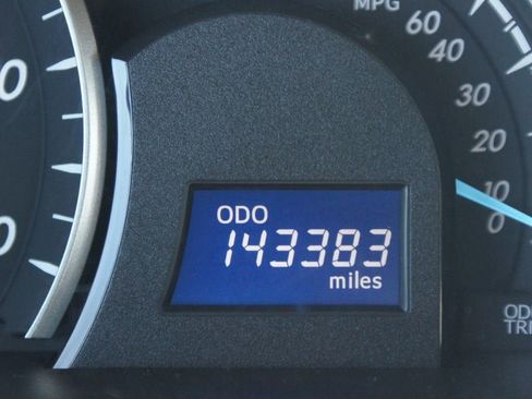 Used 2014 Toyota Camry LE image 4