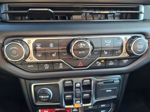 New 2025 Jeep Gladiator Rubicon image 18