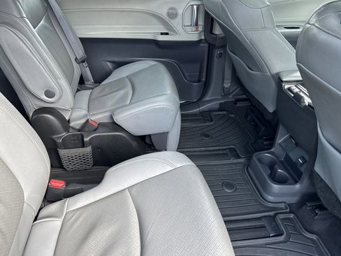 Certified 2022 Toyota Sienna Limited image 15