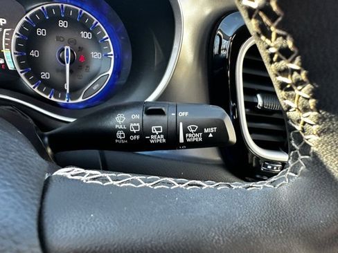 Used 2023 Chrysler Pacifica Touring-L image 33