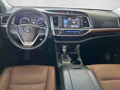 Used 2019 Toyota Highlander Limited FWD image 12