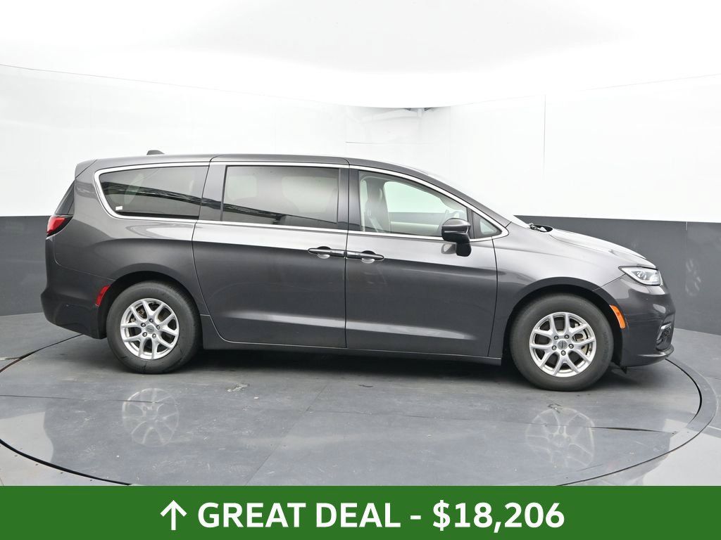 Used 2023 Chrysler Pacifica Touring-L FWD image 5