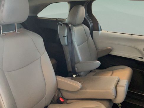 Used 2026 Toyota Sienna XLE FWD image 37