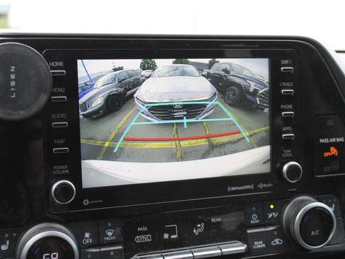 Used 2021 Toyota Highlander XLE AWD/4WD image 14
