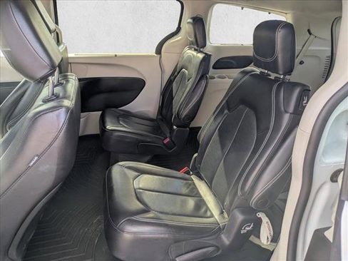 Used 2022 Chrysler Pacifica Touring-L image 16