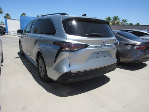 Used 2024 Toyota Sienna XLE FWD image 4