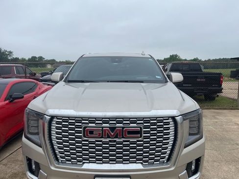 Used 2023 GMC Yukon Denali w/ Advanced Technology Package AWD/4WD image 7