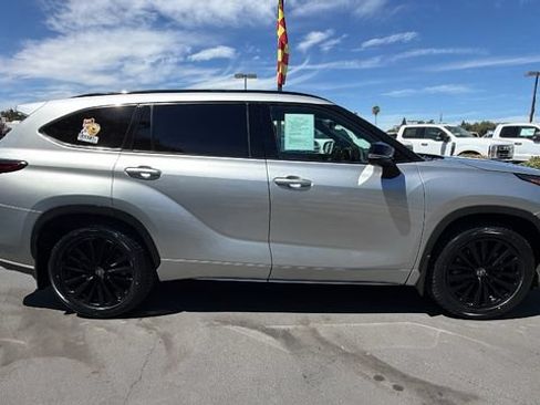 Used 2023 Toyota Highlander XSE AWD/4WD image 3