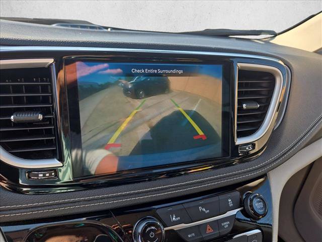Used 2023 Chrysler Pacifica Touring-L FWD image 14