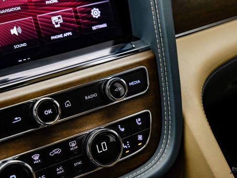 Used 2023 Bentley Bentayga Extended Wheelbase AWD/4WD image 66