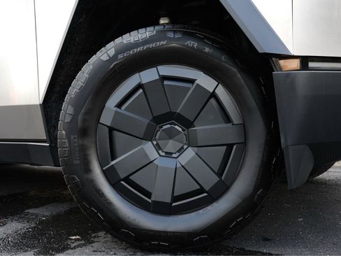 Used 2024 Tesla Cybertruck AWD Crew Cab image 8