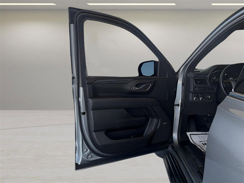 Used 2023 GMC Yukon XL SLT w/ SLT Luxury Package image 10