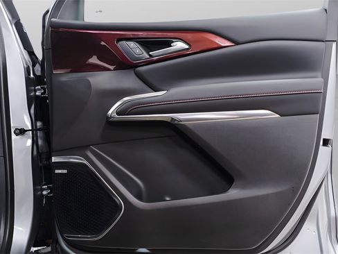 Used 2025 Chevrolet Traverse RS image 37