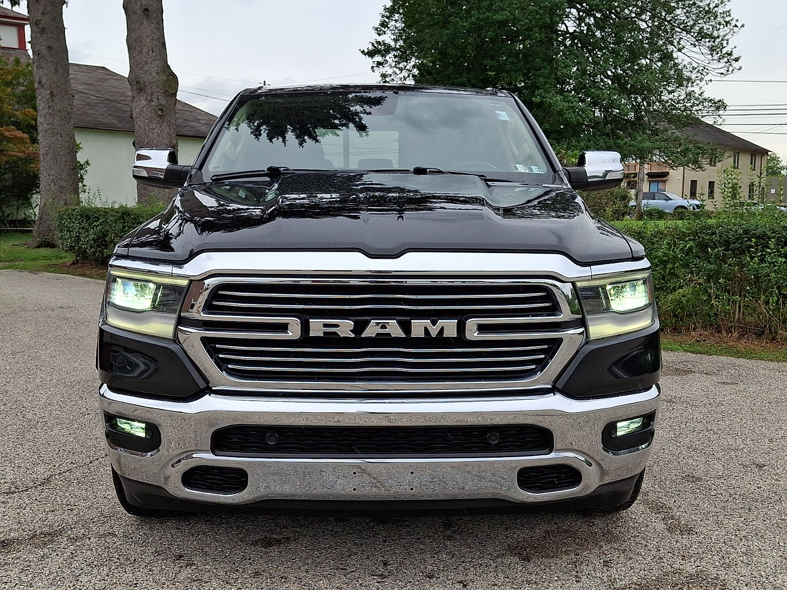 Used 2019 RAM 1500 Laramie AWD/4WD image 2