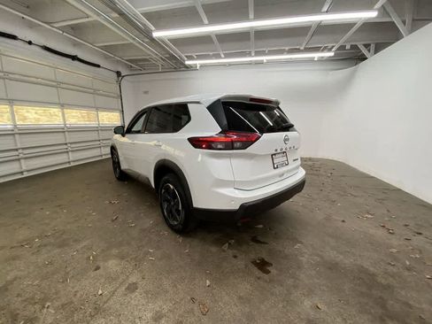 Used 2024 Nissan Rogue SV image 4