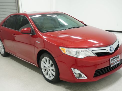 Used 2014 Toyota Camry XLE w/ Leather Package FWD image 3