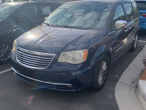 Used 2015 Chrysler Town & Country Touring-L w/ Driver Convenience Group image 8