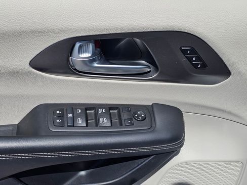 Used 2024 Chrysler Pacifica Touring-L FWD image 11