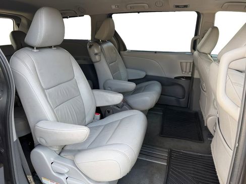 Used 2019 Toyota Sienna XLE FWD image 20