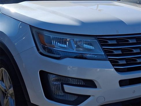 Used 2017 Ford Explorer XLT w/ Equipment Group 202A image 4