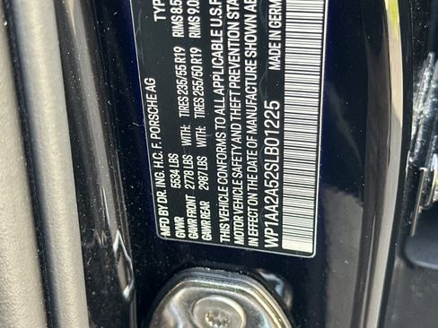 Certified 2025 Porsche Macan image 34