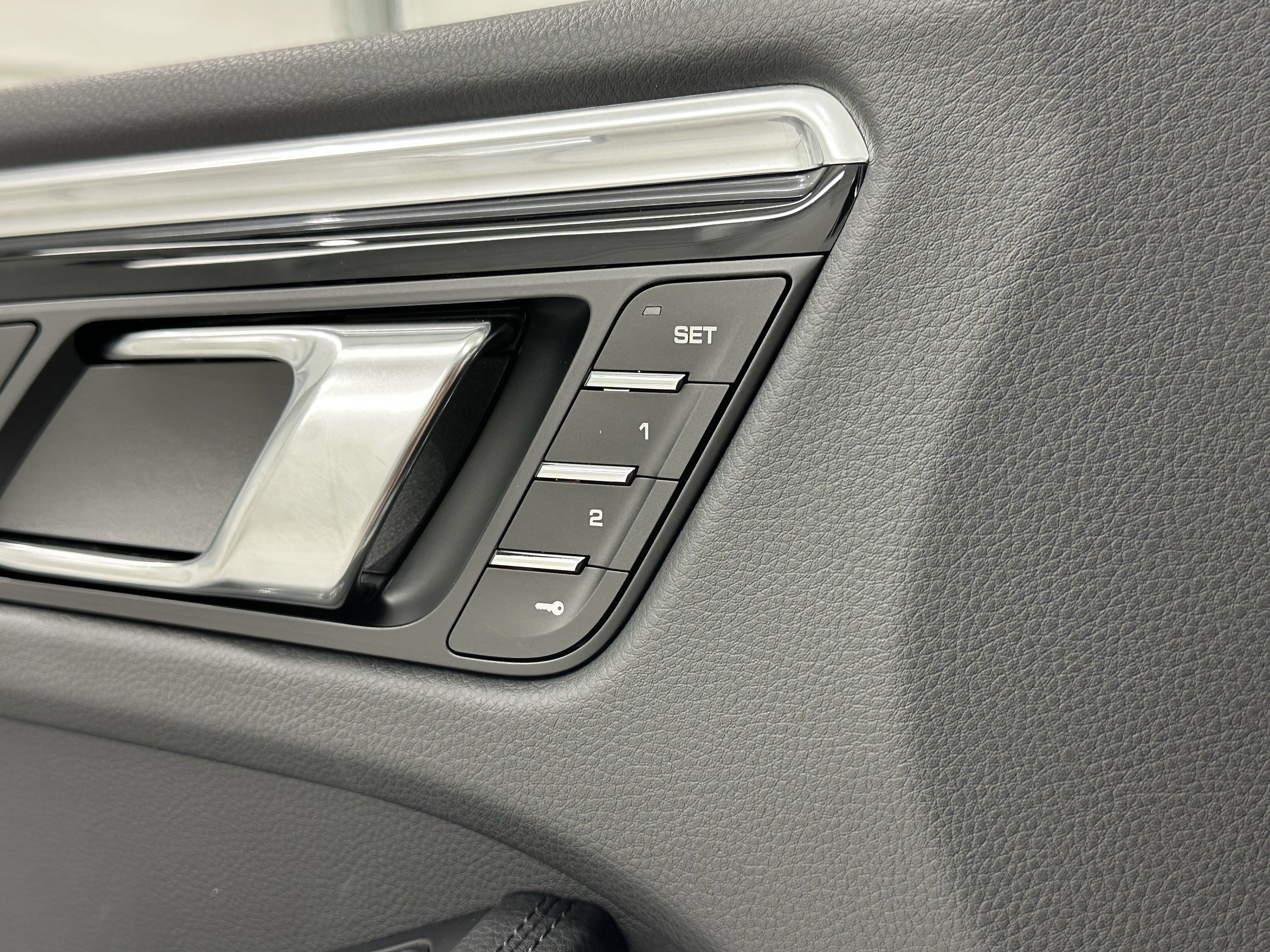 Used 2025 Porsche Macan AWD/4WD image 29