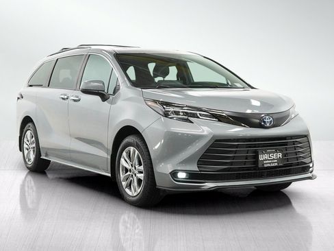 Used 2022 Toyota Sienna XLE Woodland Edition AWD/4WD image 7