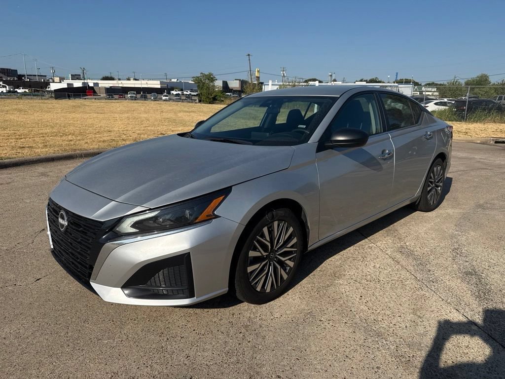 Used 2024 Nissan Altima 2.5 SV FWD image 1