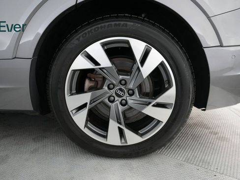 Used 2021 Audi e-tron Prestige w/ Prestige Package image 17