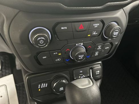 Used 2023 Jeep Renegade Latitude w/ Premium Group AWD/4WD image 17