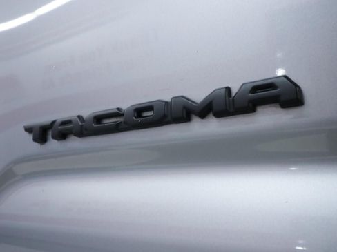 Used 2022 Toyota Tacoma SR5 RWD image 38