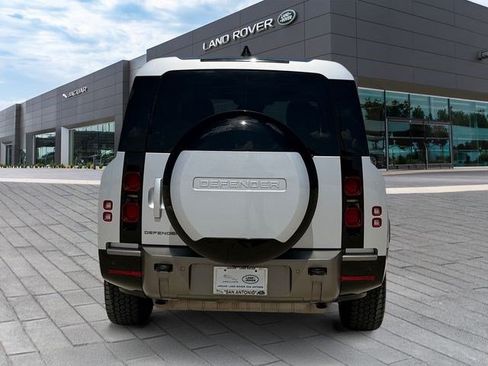 Used 2024 Land Rover Defender 130 X-Dynamic SE AWD/4WD image 4